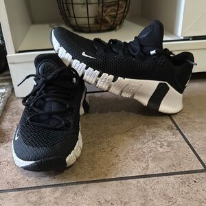 Women’s Metcon 4 Size 8